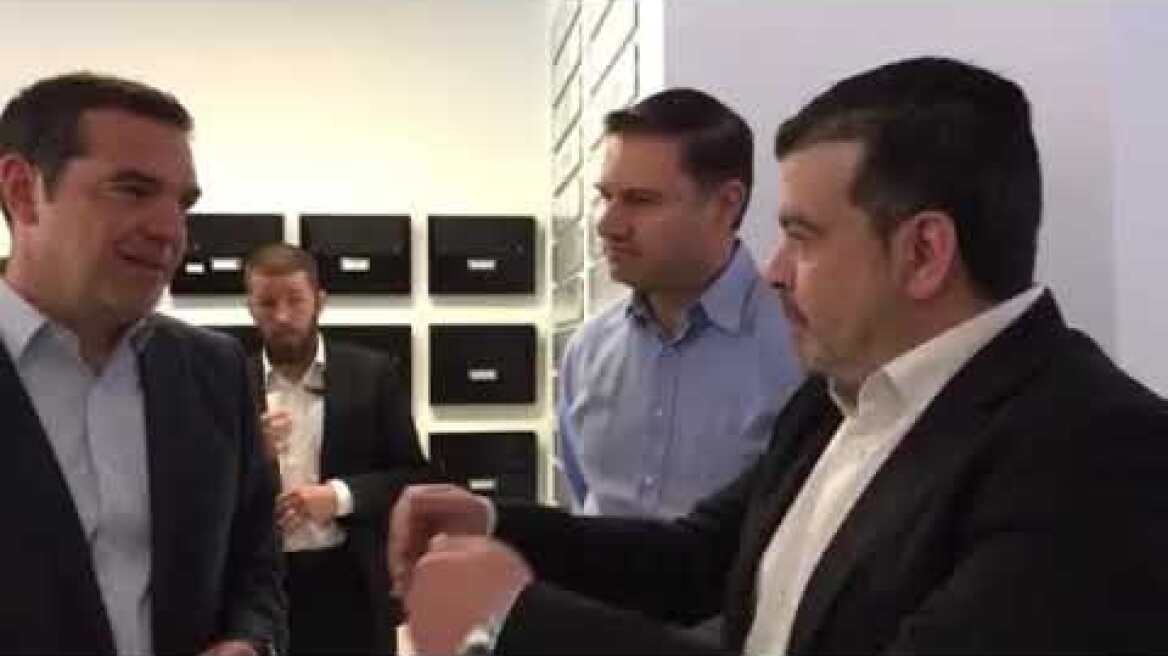 Γκάφα Τσίπρα στον Δημόκριτο: Μπέρδεψε το υδρογόνο με το ήλιο