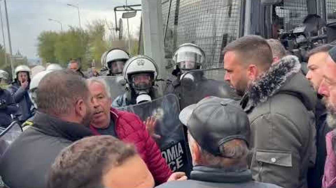 Αγρότες επιχείρησαν να φράξουν την είσοδο στο αεροδρόμιο «Μακεδονία», τους εμπόδισε η Αστυνομία (5)