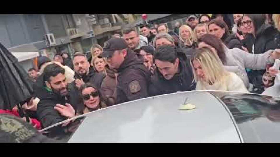 Ο ιδιοκτήτης του εργοστασίου βγήκε από τα δικαστήρια κατά χειροκροτούμενος από εργαζόμενους