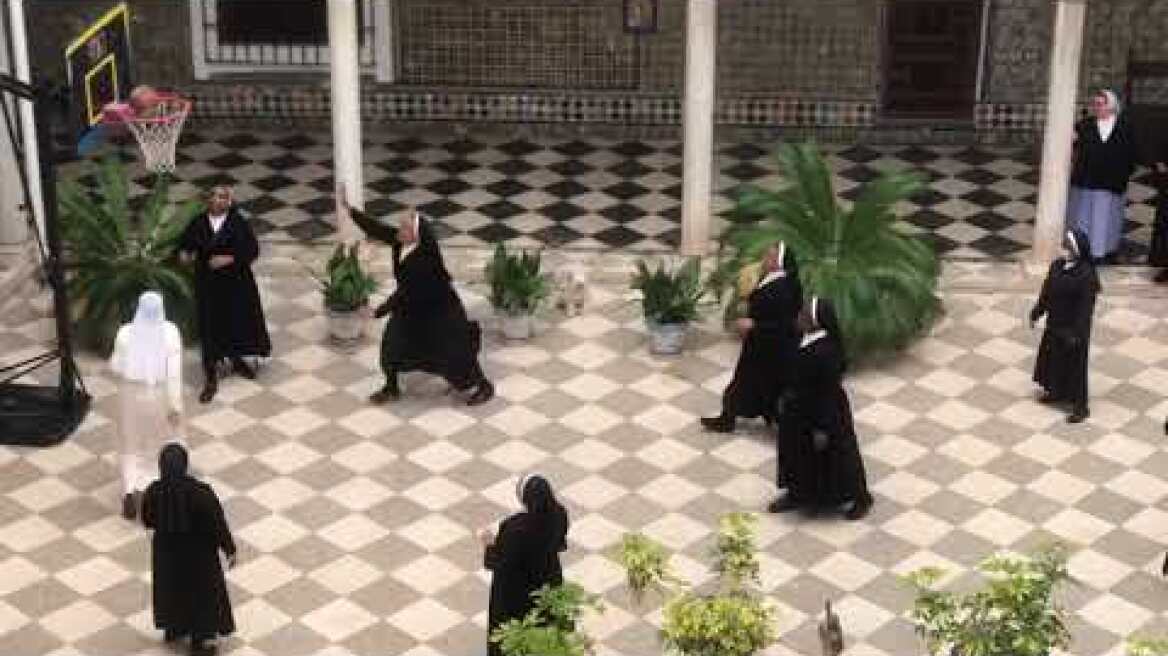 Monjas de San Leandro (Sevilla) jugando al baloncesto