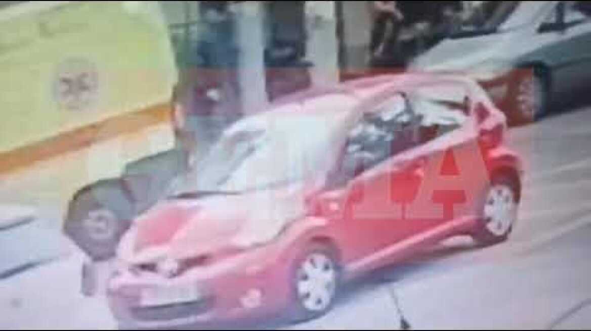 Η στιγμή που το ασθενοφόρο παραλαμβάνει τον 14χρονο στο Χολαργό