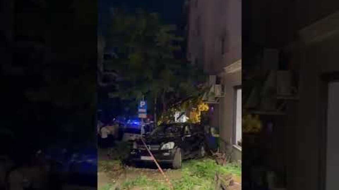 Αυτοκίνητο έπεσε σε εστιατόριο στο Κολωνάκι - Αναφορές για αρκετούς τραυματίες