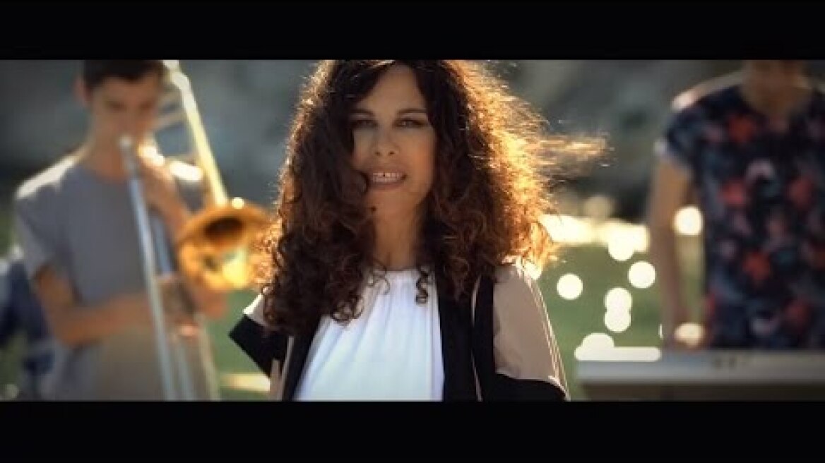 Ελευθερία Αρβανιτάκη - Μακριά Απ' Την Τρικυμία (Official Video)