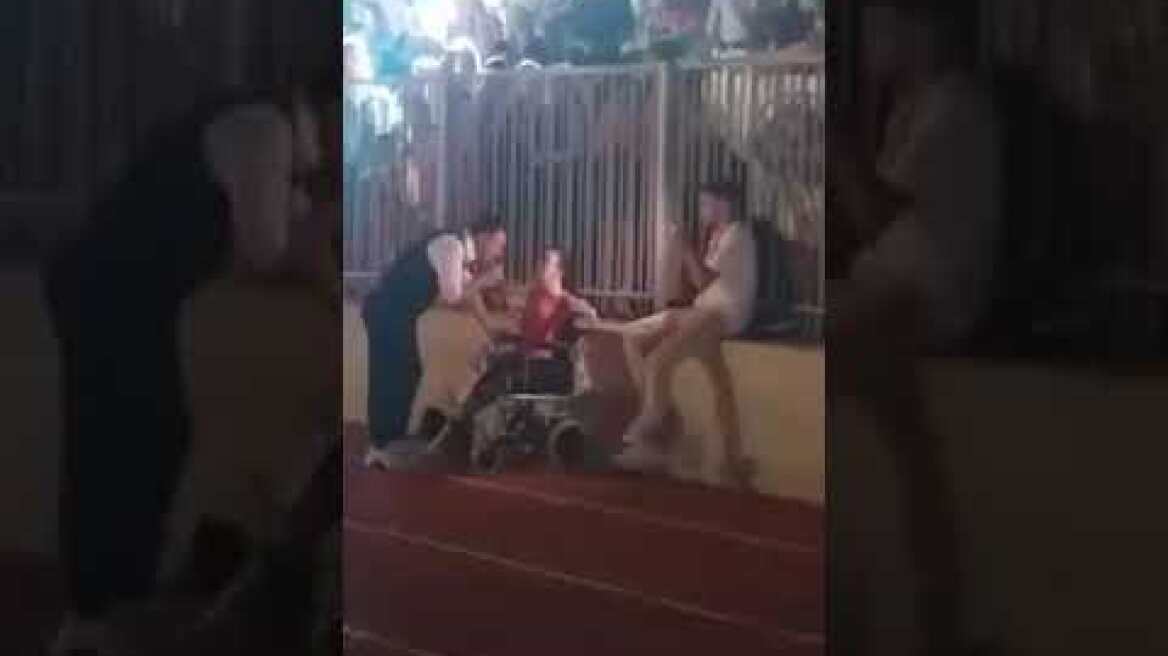 «Κατέβα λίγο να σε δω» τραγούδησε ο Πλούταρχος στην Αλεξάνδρα