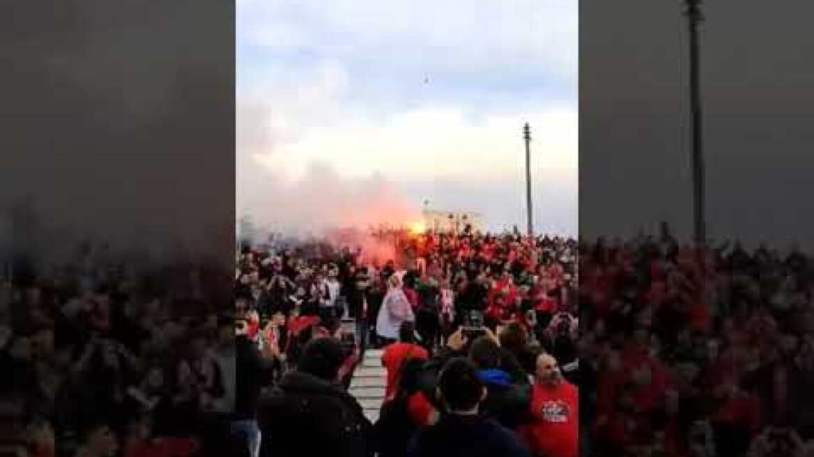 Οπαδοί του Ολυμπιακού και του Ερυθρού Αστέρα τραγουδούν μαζί στο Σύνταγμα