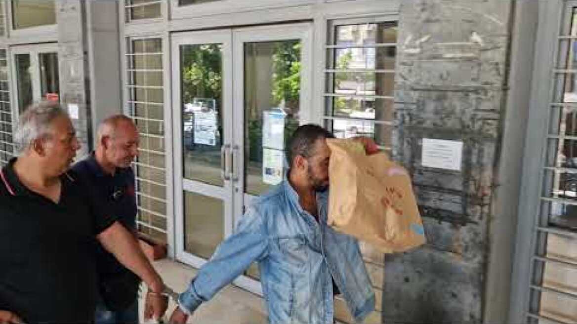 Στο εισαγγελέα ο Αλγερινός που βούτηξε με χειροπέδες στον Θερμαϊκό