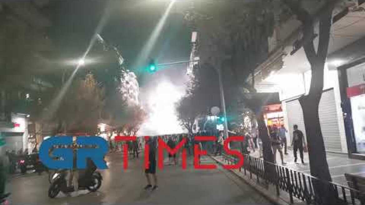 Κροτίδες και φωτοβολίδες προς τα ΜΑΤ - GRTimes.gr