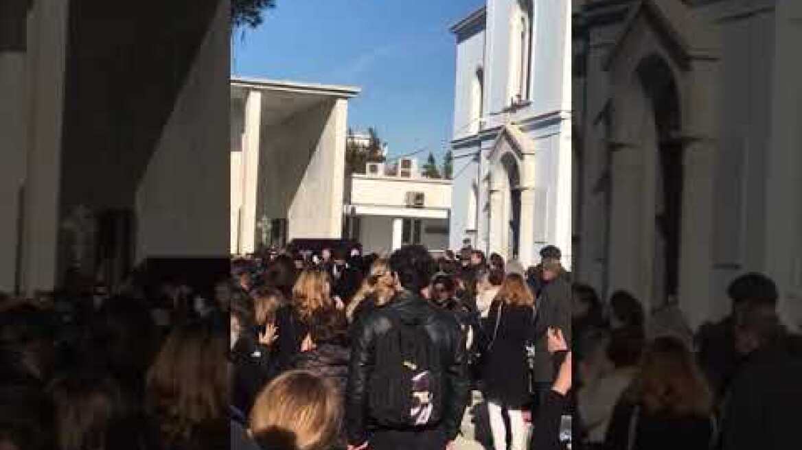 Κηδεία Ημελλου - χειροκροτήματα την ώρα που βγαίνει το φέρετρο από την εκκλησία