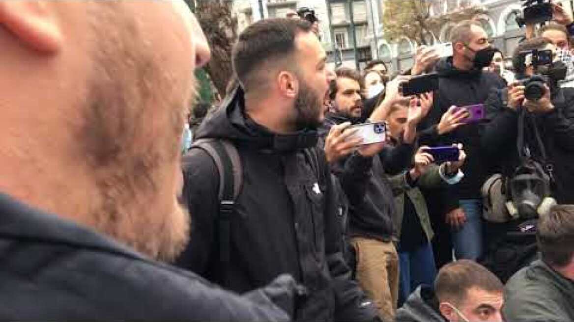 Πολυτεχνείο: Έφτασαν κι άνοιξαν τη σημαία