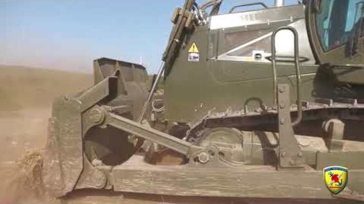 Χωματουργικά μηχανήματα του στρατού ανοίγουν αντιπυρικές ζώνες