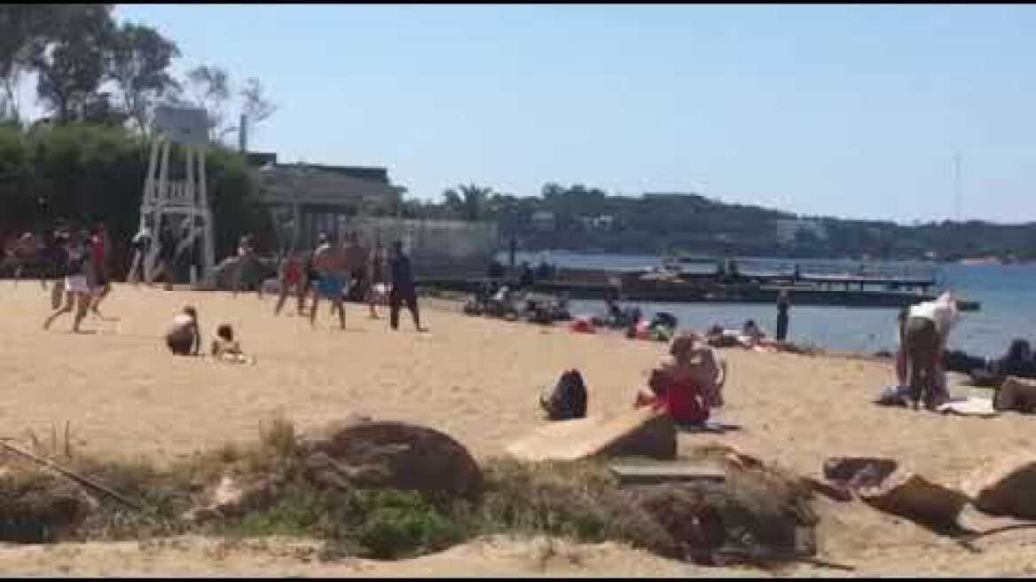 Ο κόσμος βγήκε βόλτα στην παραλία