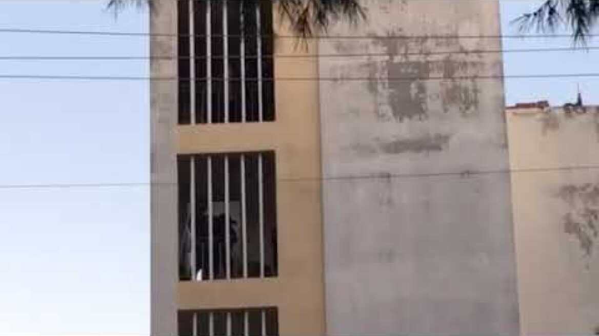 Έφοδος των ΕΚΑΜ στο σπίτι του ταμπουρωμένου Ρομά (0)