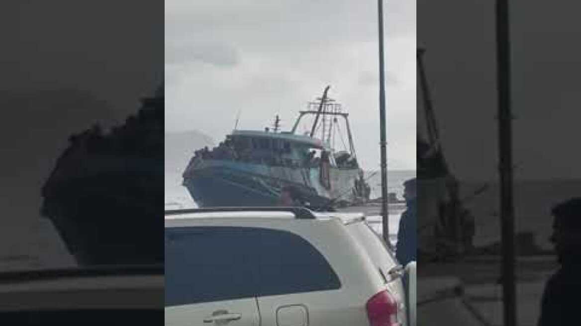 H αποβίβαση των 400 μεταναστών που διασώθηκαν στην Κρήτη