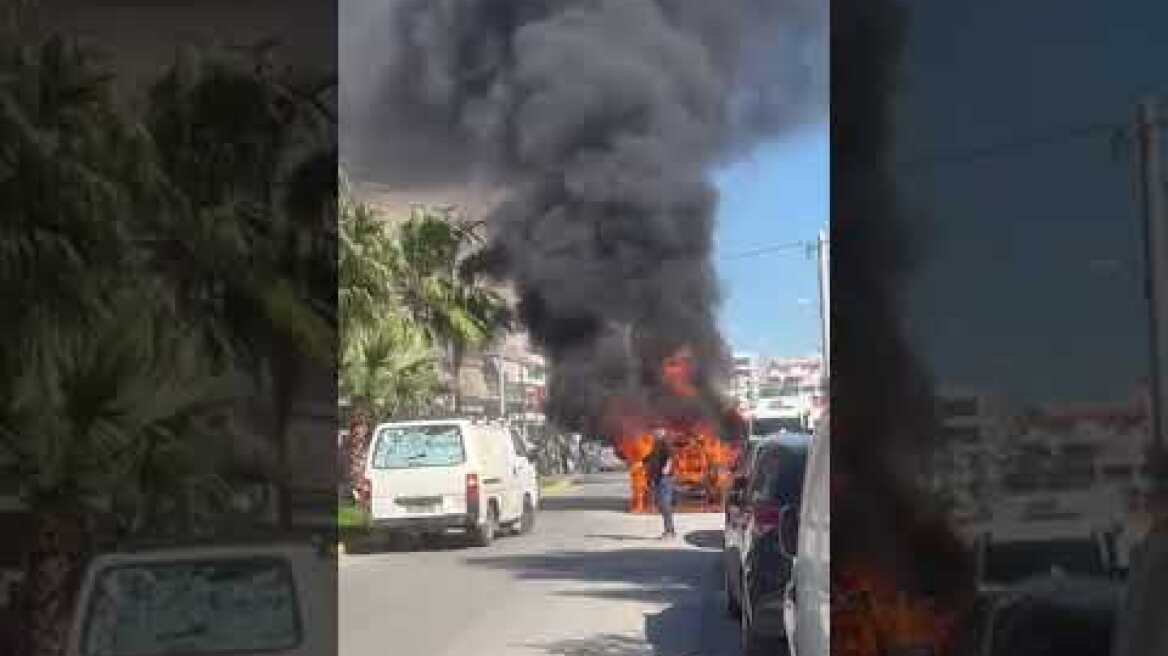 Άλιμος: Αναστάτωση στη λαϊκή του Άνω Καλαμακίου: Λαμπάδιασε παρκαρισμένο Smart