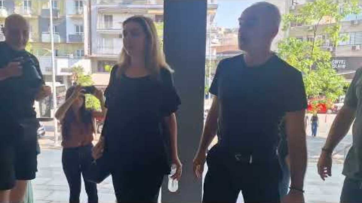 Ομόφωνα ένοχοι οι 12 κατηγορούμενοι για τη δολοφονία του Άλκη Καμπανού - H άφιξη των γονέων του Άλκη