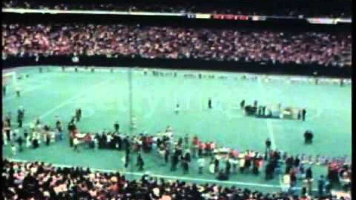 Pele enters Giants Stadium for his final New York Cosmos game Pele runs onto the field at Giants Sta