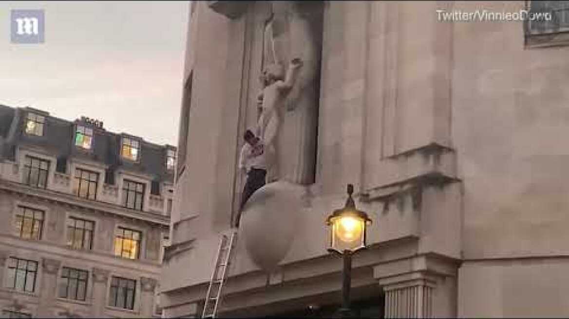 Βρετανός σκαρφάλωσε στο Ραδιομέγαρο του BBC και κατέστρεψε το άγαλμα ενός παιδόφιλου γλύπτη