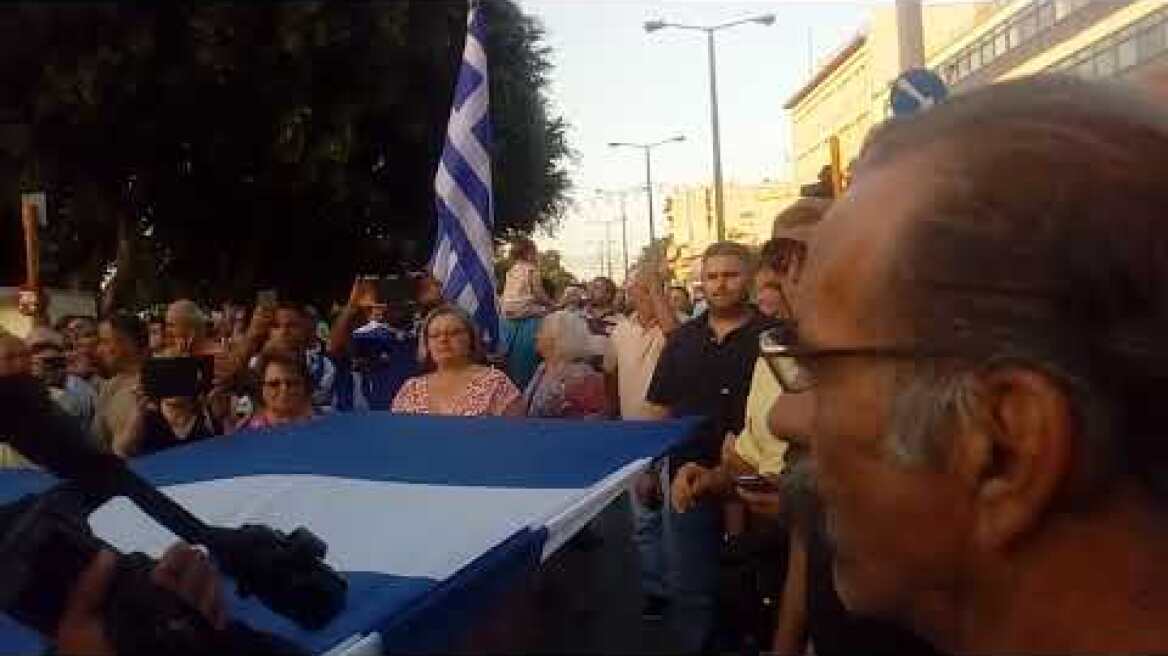 Κρητικοί τραγουδούν ριζίτικα στο συλλαλητήριο για την Μακεδονία