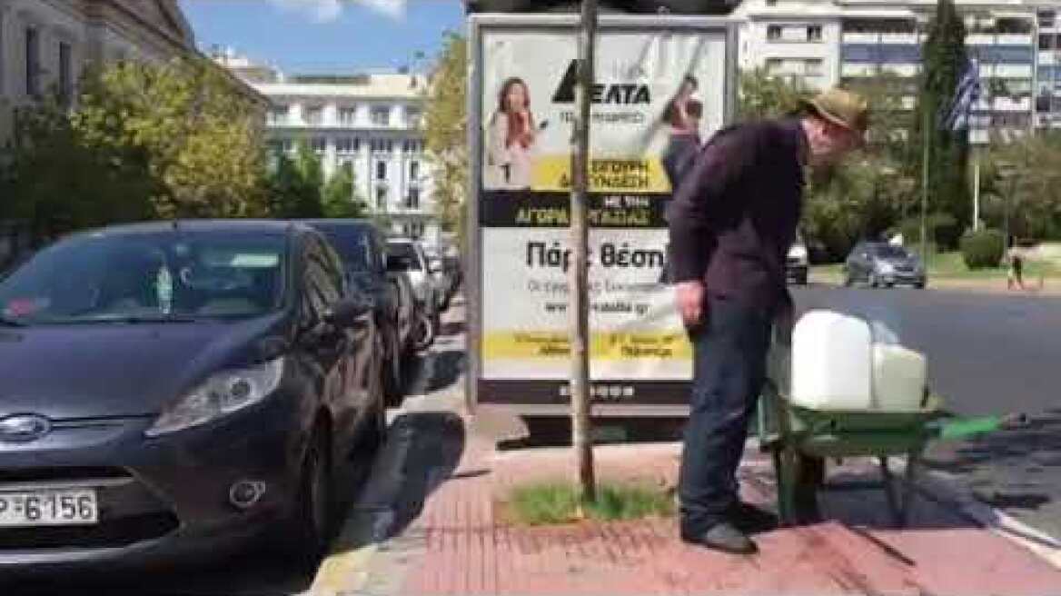 Αστυνομικοί στην σκιά παρακολουθούν τους χρήστες από το απέναντι πεζοδρόμιο