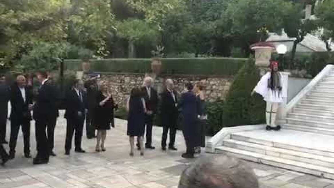 Η χειραψία Τσίπρα - Βαρουφάκη