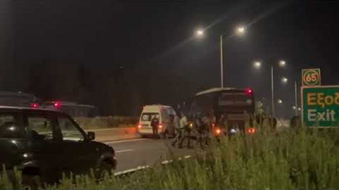 Σοβαρό ατύχημα στον Πλατύκαμπο Λάρισας: Ασθενοφόρο έπεσε πάνω σε κλούβα της Αστυνομίας