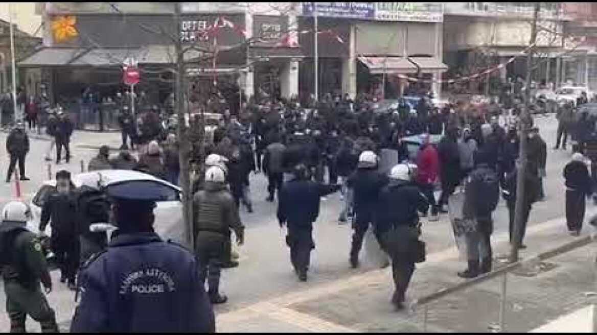 Επεισόδια έξω από το δικαστήριο