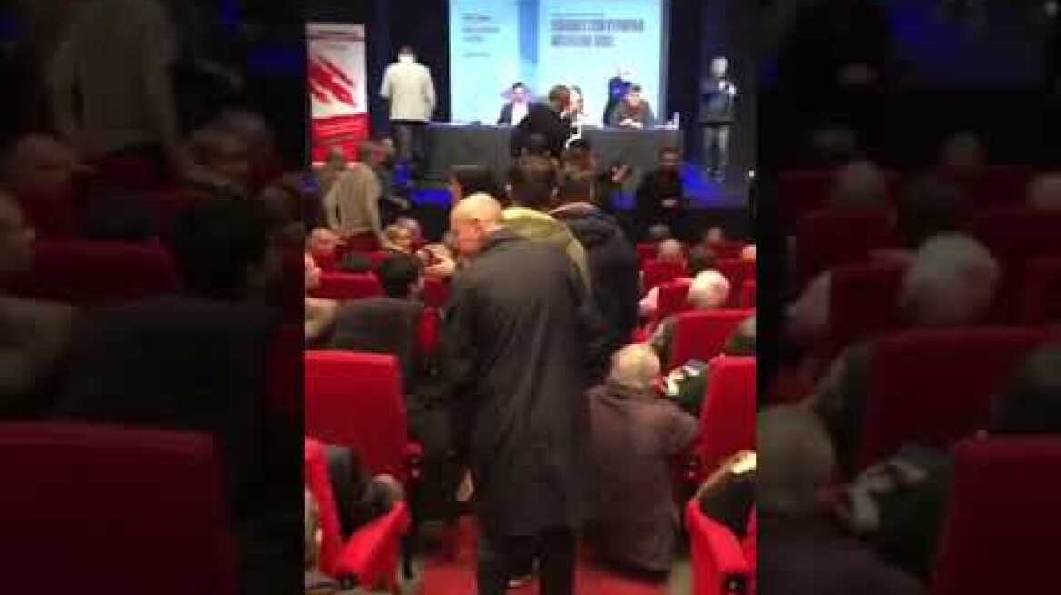 Χειροκροτήματα και γιουχαΐσματα στον Κασσελάκη