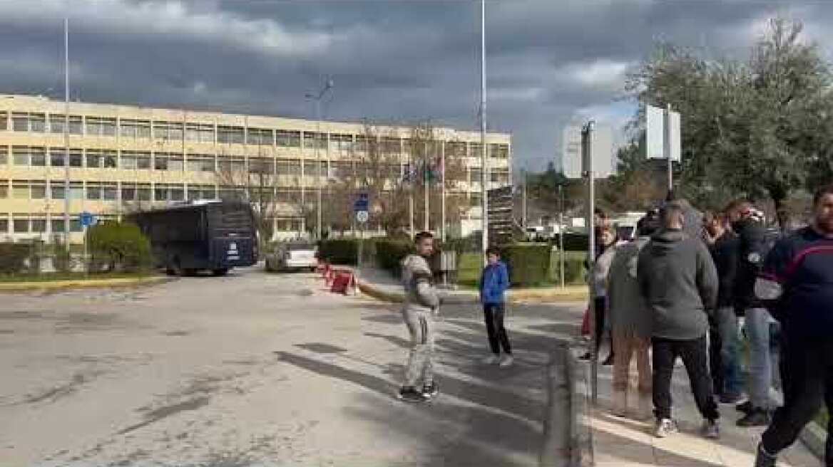 Συγγενείς του θύματος είναι μαζεμένοι έξω από το νοσοκομείο