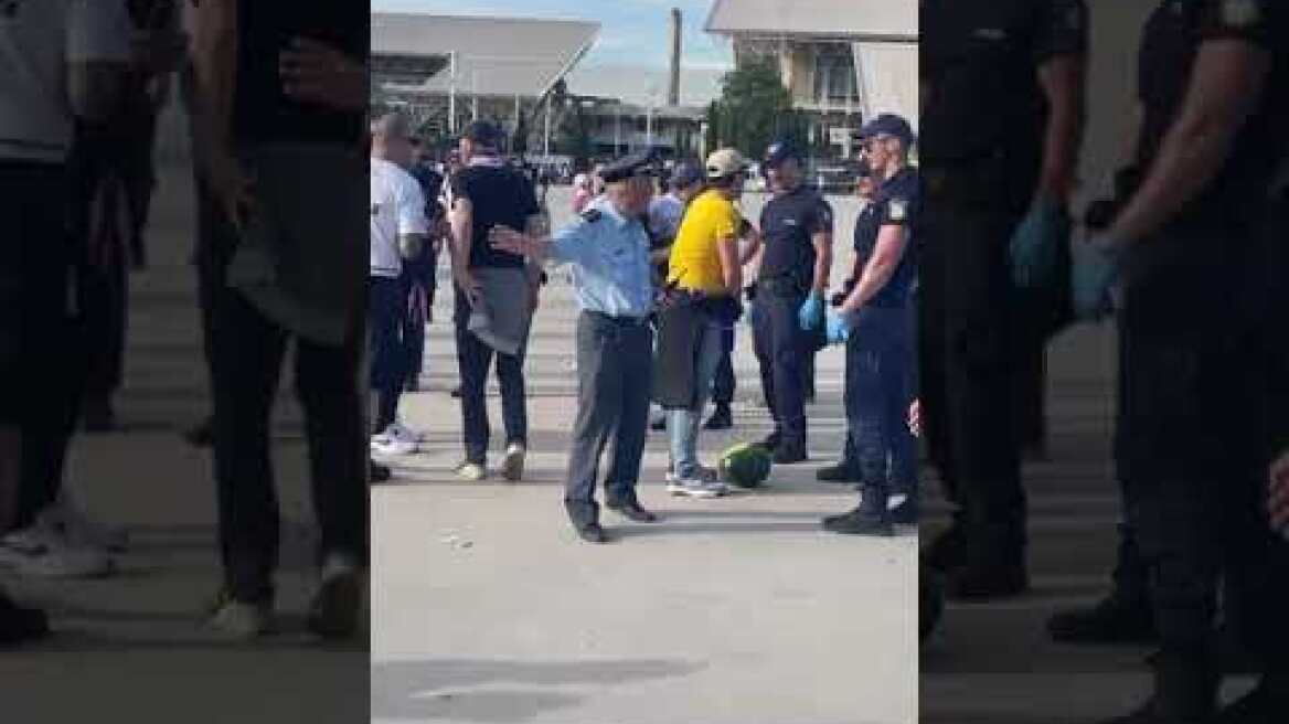 Conference League: Ιταλός οπαδός έφερε καρπούζι στον αγώνα