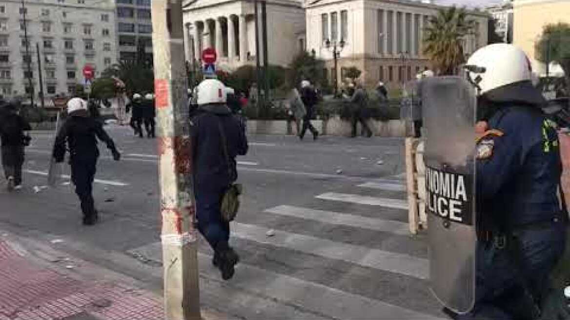 Η Αύρα της αστυνομίας διώχνει τα οδοφράγματα που είχαν στήσει οι αναρχικοί στην πσνρπιστημιου