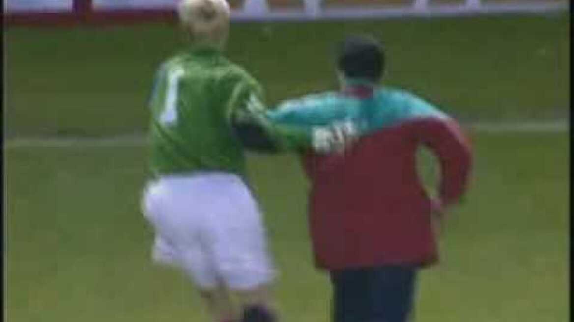 Peter Schmeichel Gives a lesson to a Galatasray fan.flv