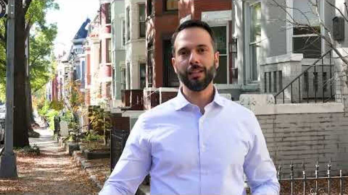 Οι Αμερικανοί αναρτούν πινακίδες υπέρ Χάρις ή Τραμπ έξω από τα σπίτια τους