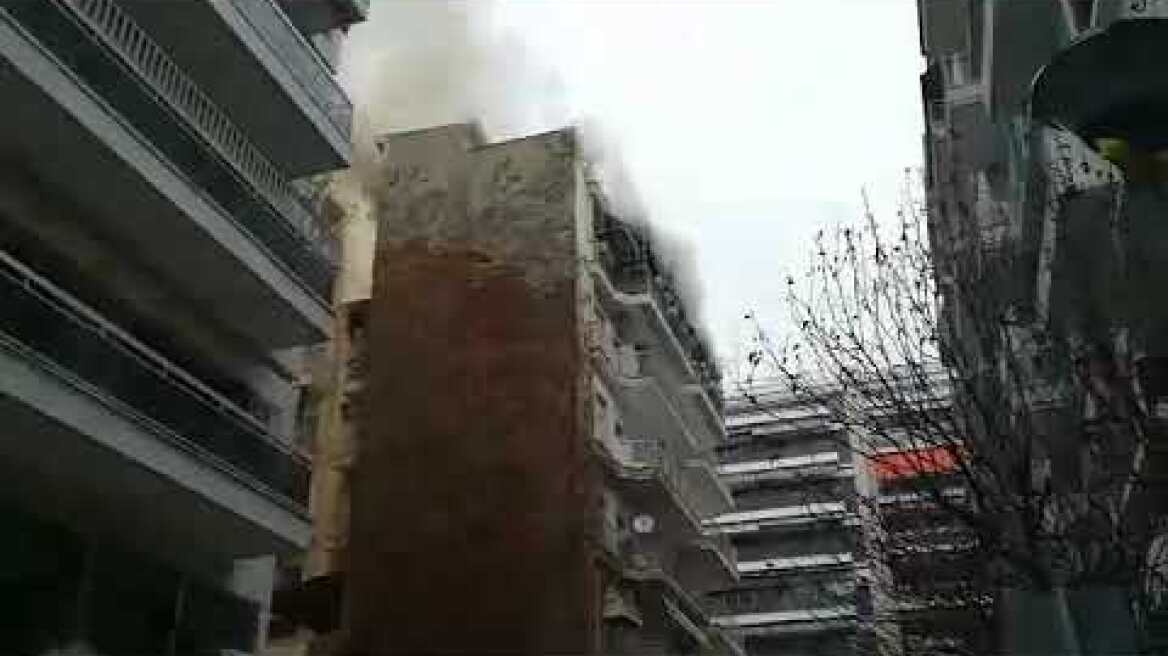 Φωτιά σε διαμέρισμα στο κέντρο της Θεσσαλονίκης -GrTimes