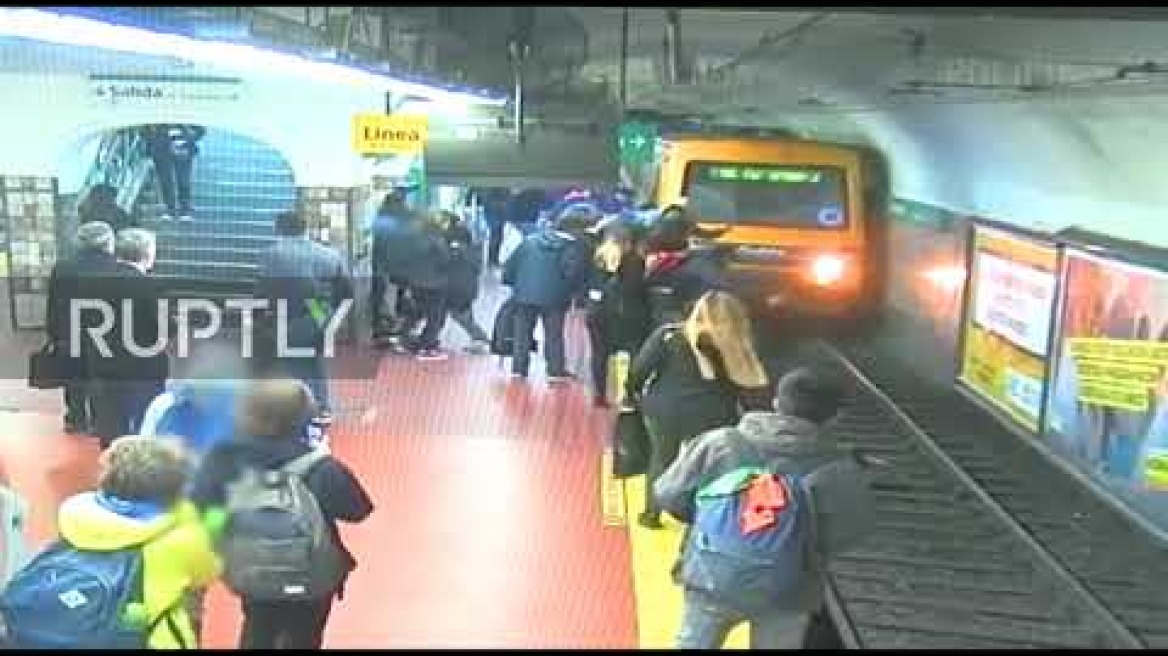 Το τελευταίο δευτερόλεπτο γλίτωσε γυναίκα σε σταθμό του μετρό στη Βραζιλία