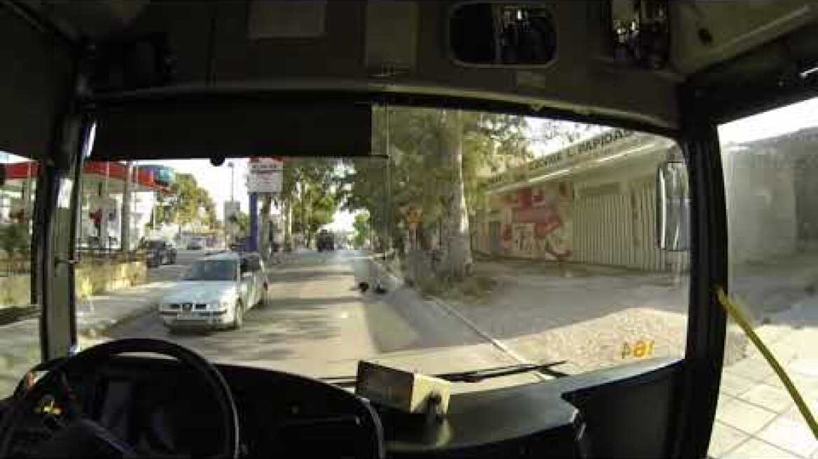 ΜΕΝΙΔΙ 5 4 16 ΓΥΝΑΙΚΑ ΠΕΤΑΓΕΤΑΙ ΜΠΡΟΣΤΑ ΣΤΟ ΛΕΩΦΟΡΕΙΟ Citybu