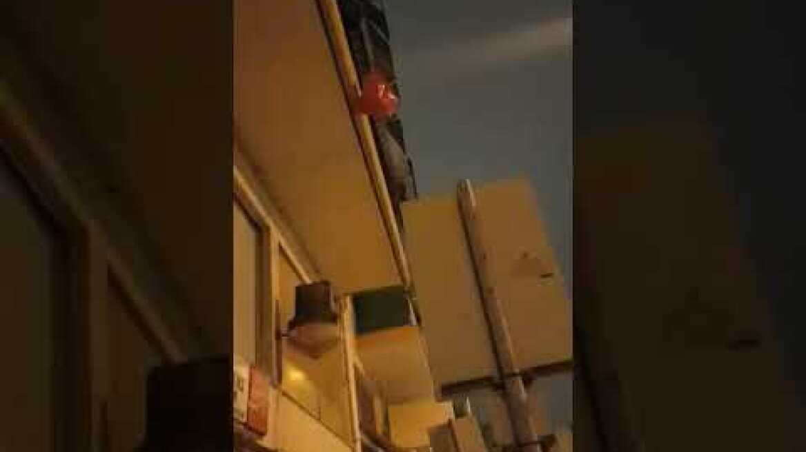 Καλλιθέα-κορωνοϊός: Με αυτοσχέδιες τροχαλίες ανεβάζουν τρόφιμα στους ηλικιωμένους