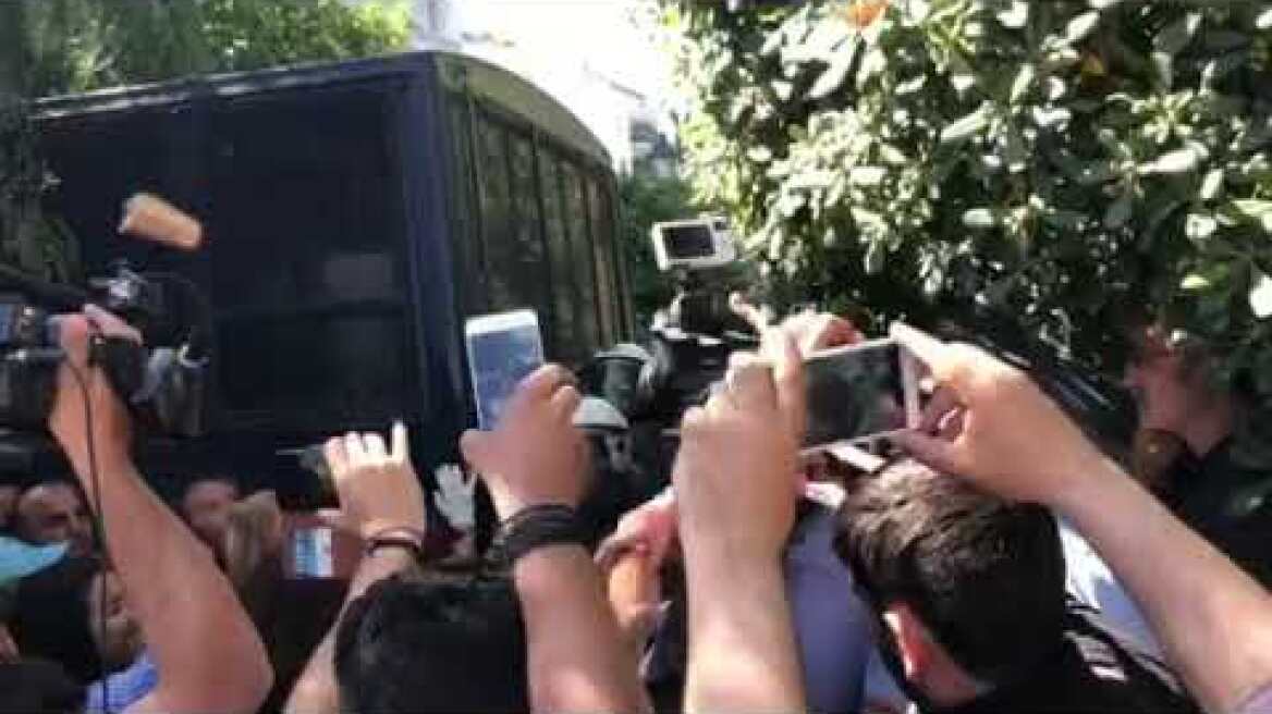 Με φραντζόλες οι καθαρίστριες του Δρομοκαΐτειου στην Ηρώδου Αττικού