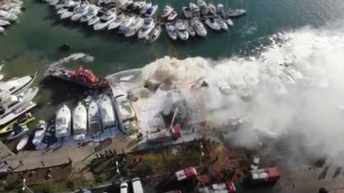 Οπτικό υλικό από κατάσβεση πυρκαγιάς σε σκάφη αναψυχής στη Γλυφάδα