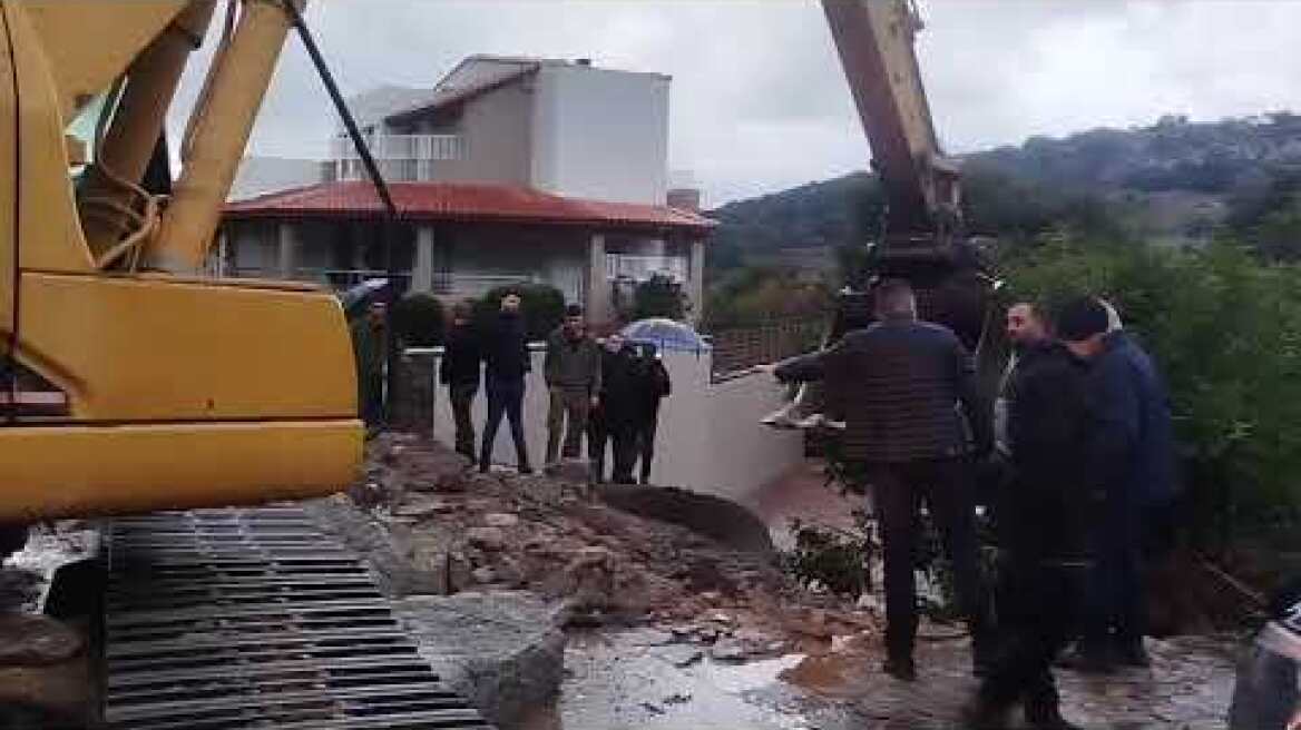 Δραματικές ώρες στα Ζωνιανά: Υπερχείλισε ο χείμαρρος