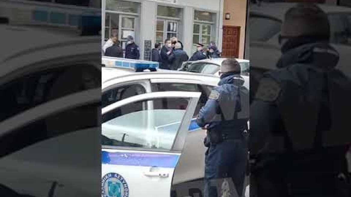 Έφοδος των Αρχών στο μαγαζί των «Θεματοφυλάκων του Συντάγματος» στην Αράχωβα