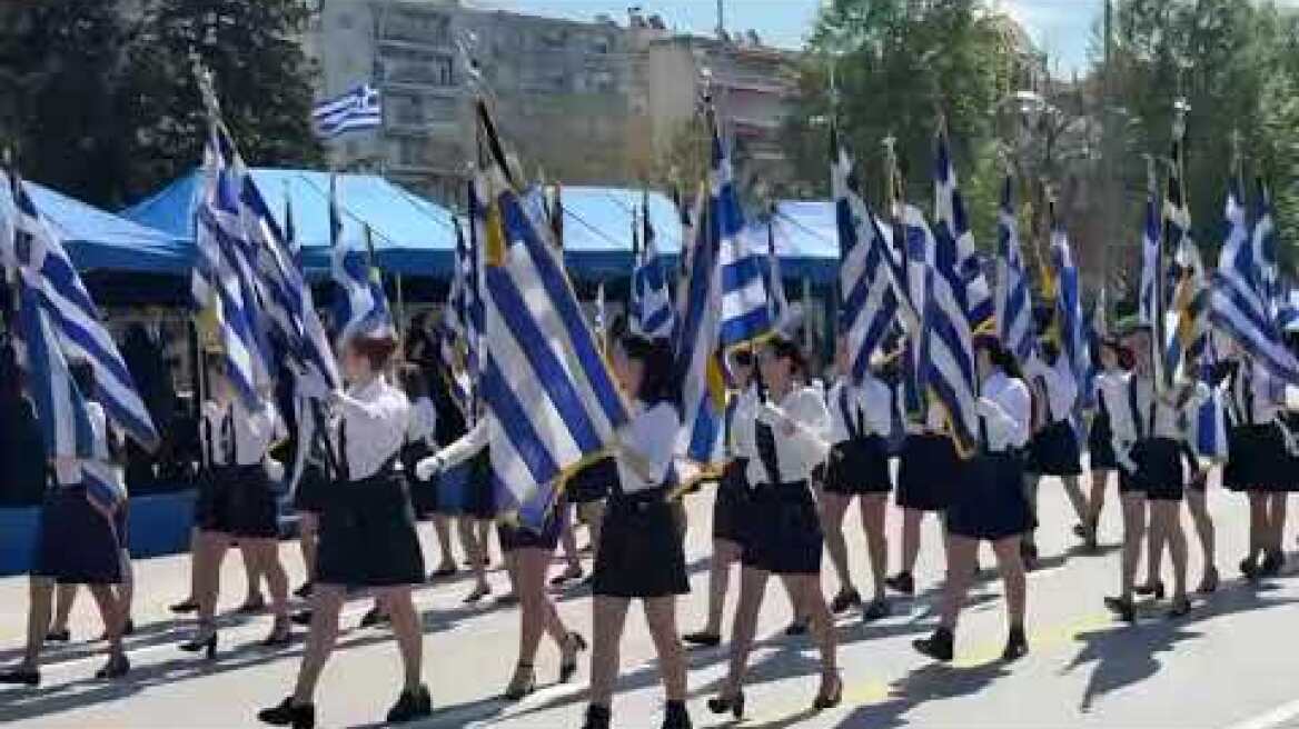 Ξεκίνησε η μεγαλειώδης παρέλαση για τον εορτασμό της Επανάστασης του 1821 στη Θεσσαλονίκη (1)