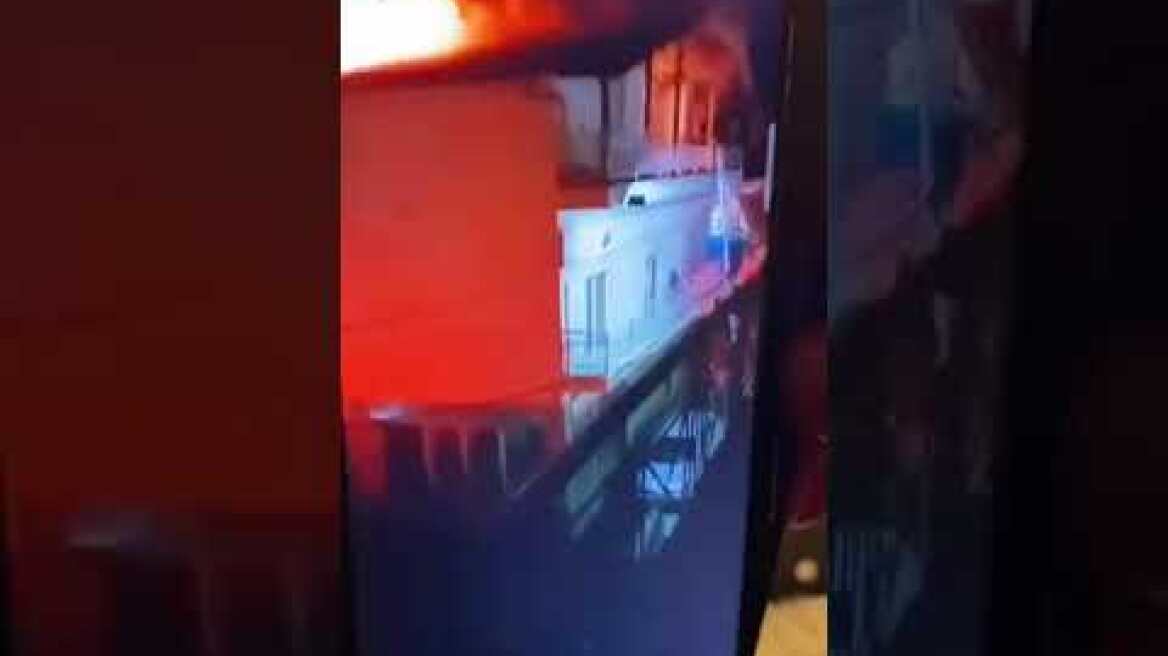 Βίντεο από τη στιγμή που διαμέρισμα στη Θεσσαλονίκη, τυλίγεται στις φλόγες