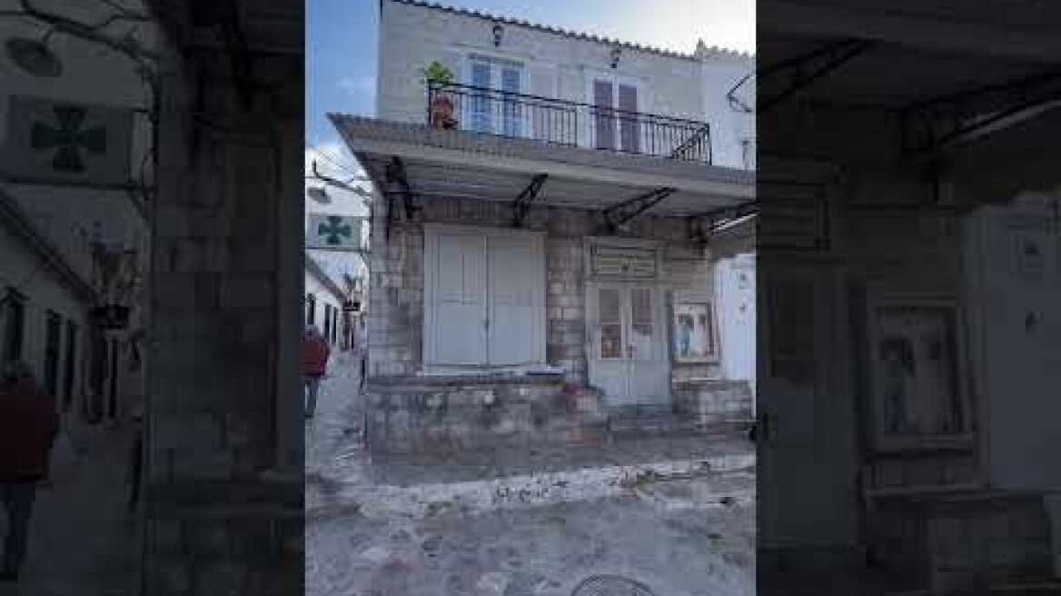 Η αποθήκη στην Ύδρα που έγινε φαρμακείο της δεκαετίας του 70 - ’80 για την ταινία του Μπραντ Πιτ