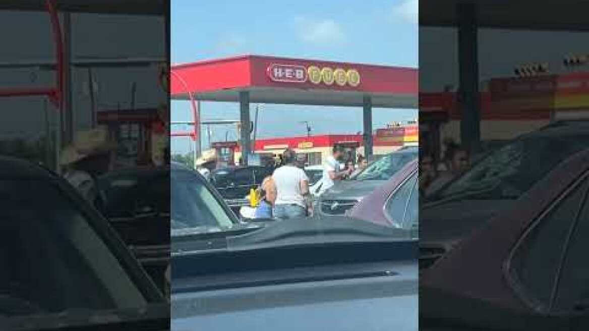 Dad smashes windshield to save baby from scorching heat