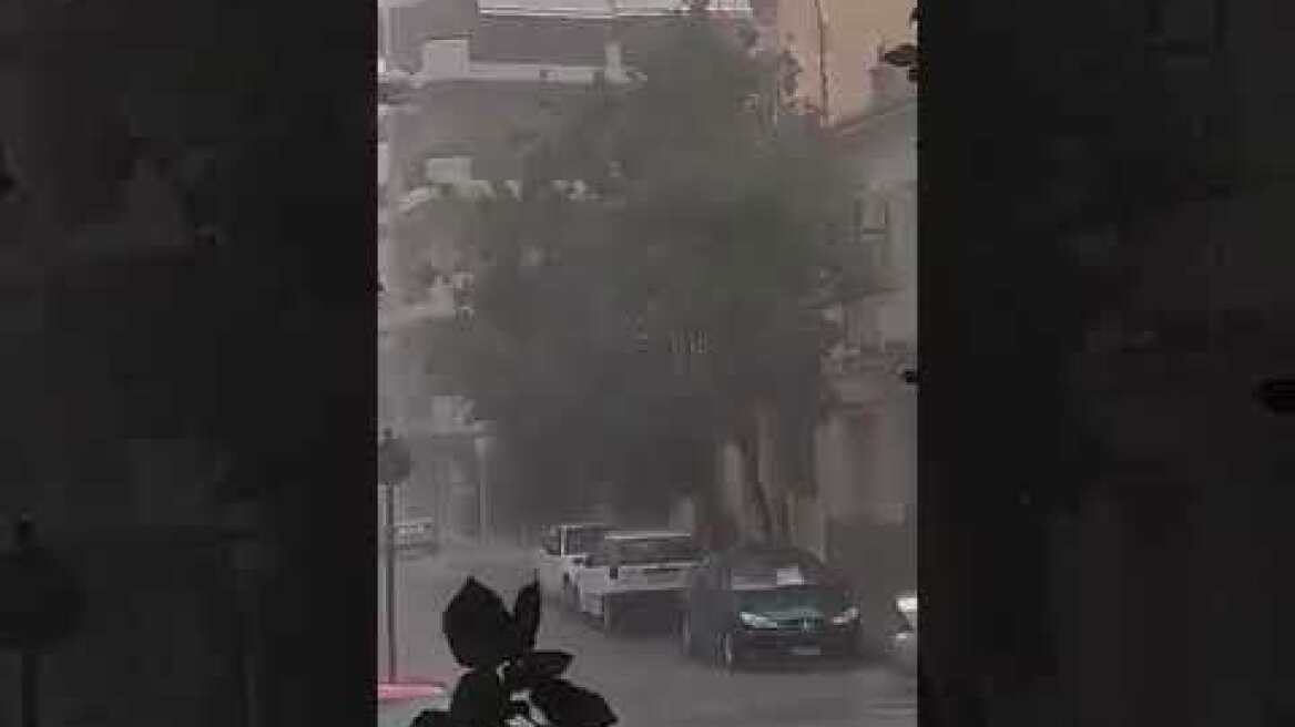 Ισχυρή καταιγίδα με μερική χαλαζόπτωση έπληξε την πόλη της Λάρισας πριν λίγη ώρα
