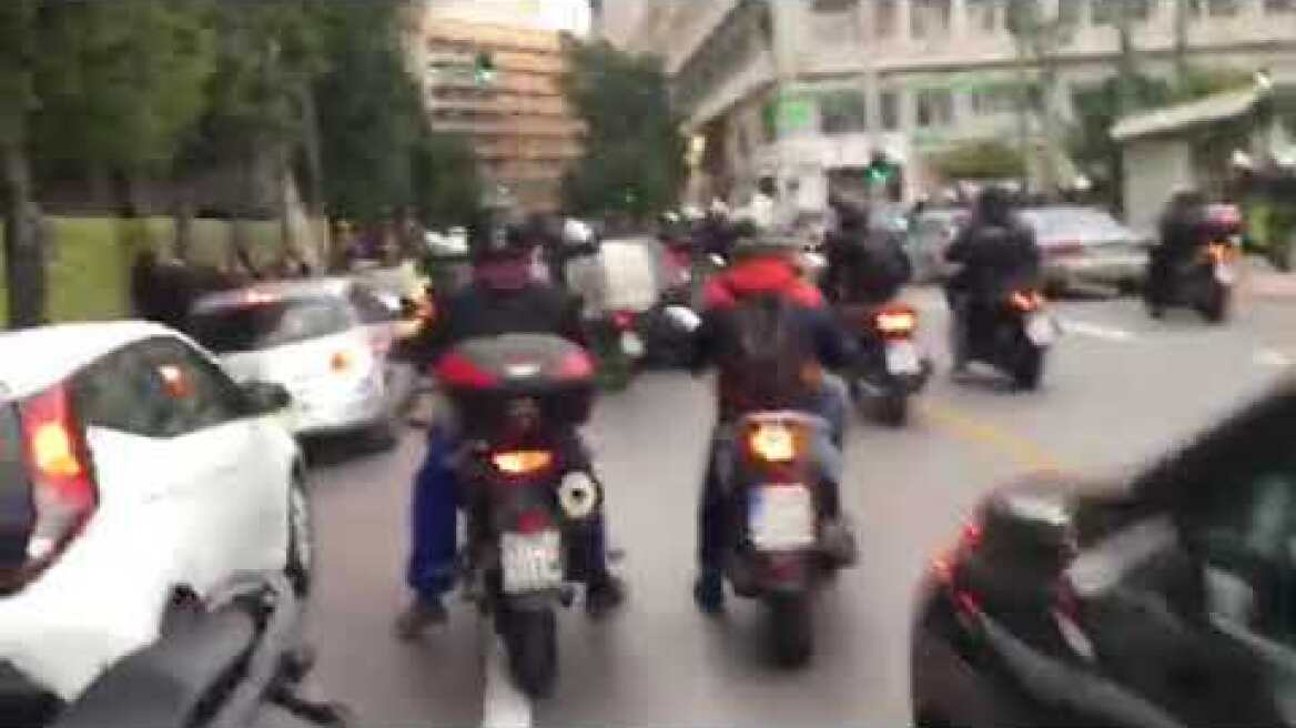 Άγρια επεισόδια στην μέση της κυκλοφορίας για συγκέντρωση Κουφοντίνα