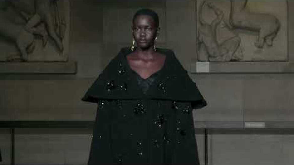 Επίδειξη μόδας μπροστά στα γλυπτά του Παρθενώνα