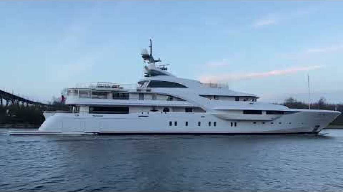 Superyacht „Graceful“ im Kiel Canal