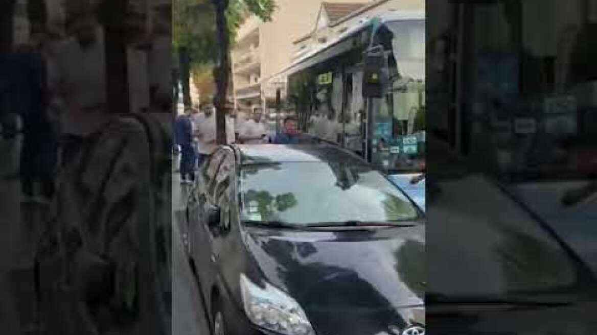 Η ελληνική αποστολή μετακινεί αυτοκίνητο για να περάσει λεωφορείο