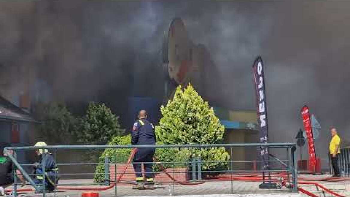 Κατάστημα τυλίχτηκε στις φλόγες στη Θεσσαλονίκη